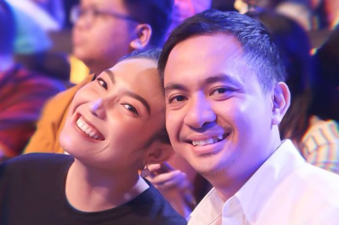 Ayu Dewi dan Regi Datau