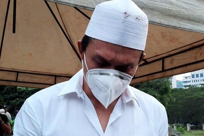 Indra Bruggman saat pemakaman ibundanya di TPU Menteng Pulo