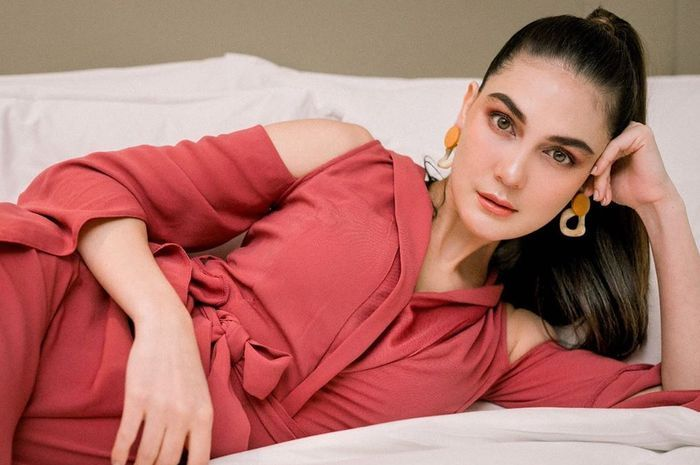 Miliki wajah bule cantik jelita, Luna Maya datang dari keluarga tak sembarangan, potret muda sang kakek jadi sorotan!