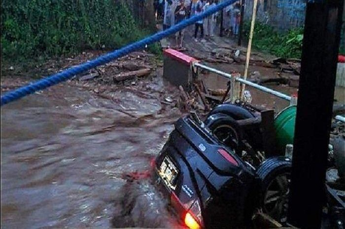 Mencekam, banjir bandang sapu banyak kampung sekaligus, kendaraan dan belasan rumah terbawa arus.