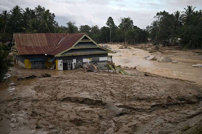 Ilustrasi Banjir Bandang di sebuah daerah menerjang rumah