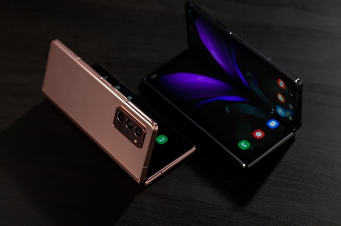 Galaxy Z Fold2 warna Mystic Black dan Mystic Bronze