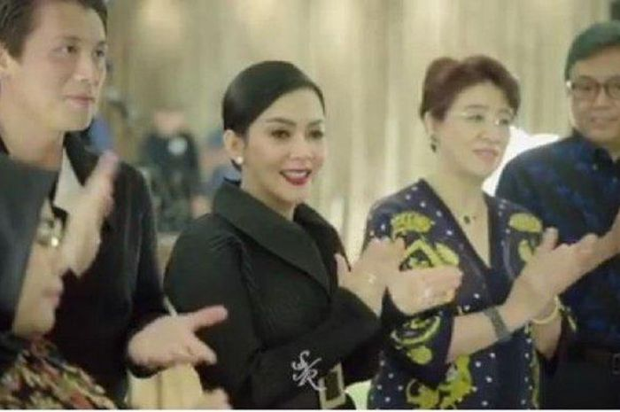 Syahrini dan Keluarga Reino Barack 