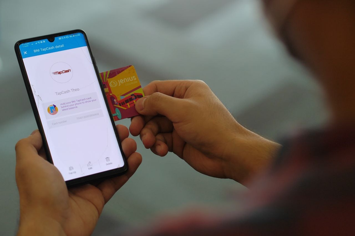 Masyarakat digital savvy kini bisa melakukan top up BNI TapCash langsung melalui aplikasi Jenius. 