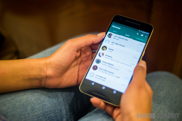 Ilustrasi sadap WhatsApp pasangan