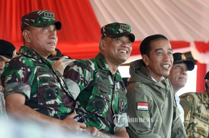 Presiden RI Ir. Joko Widodo didampingi Panglima TNI Jenderal TNI Gatot Nurmantyo dan para Kepala Staf Angkatan, sangat bangga kepada TNI saat menyaksikan secara langsung Latihan Pasukan Pemukul Reaksi Cepat (PPRC) TNI tahun 2017 yang mengerahkan 5.900 prajurit TNI dan berbagai Alat Utama Sistem Pers