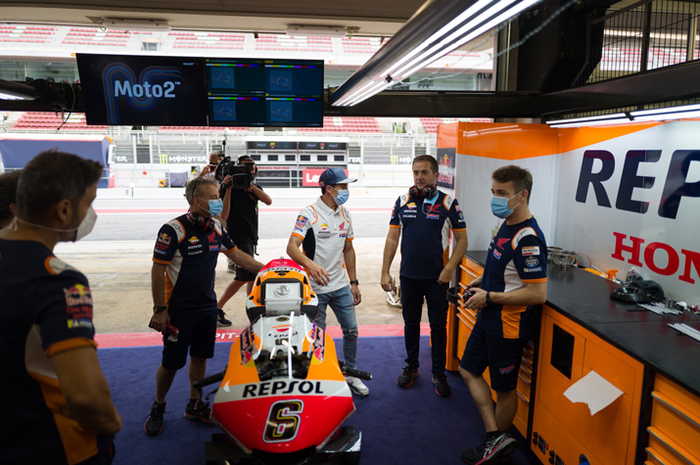 Ada Marc Marquez di sirkuit MotoGP Barcelona-Catalunya, Kamis (24/9/2020). Bukan mau asesmen ke tim medis boleh balapan atau nggak. Marc Marquez kangen dengan atmosfer balap dan temu kangen dengan kru timnya