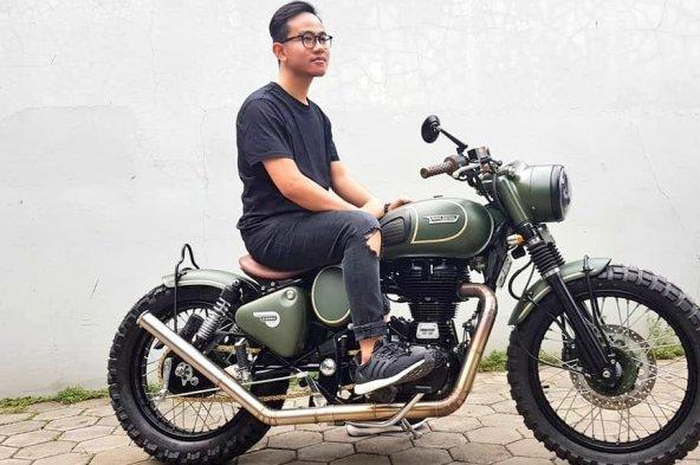 Gibran Rakabuming bersama motor Royald Enfield