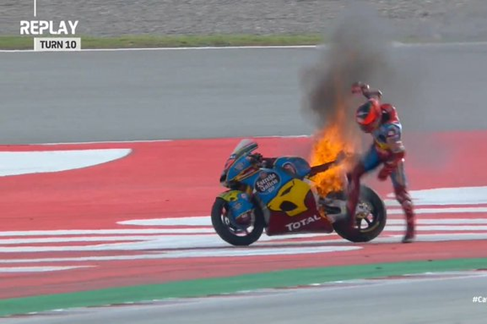 Motor Augusto Fernandez terbakar saat sesi warm up MotoGP Catalunya 2020