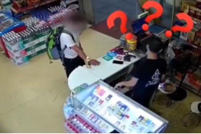 Kasir tersebut tidak merasa takut, karena pemuda itu diangapnya seperti orang yang polos jadi dia mengiranya hanya bercanda.