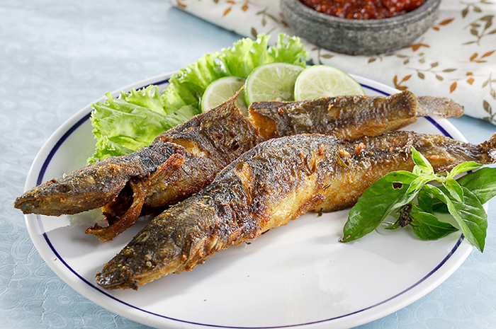 Begini rupanya rahasia pedagang pecel lele menggoreng lele hingga kriuk dan gurih. Kuncinya cuma lumuri ikan dengan bahan dapur ini.