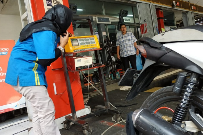 Ilustrasi uji emisi pada motor. Segini Biaya Uji Emisi Motor di Bengkel, Ada yang Digabung Dengan Servis Rutin