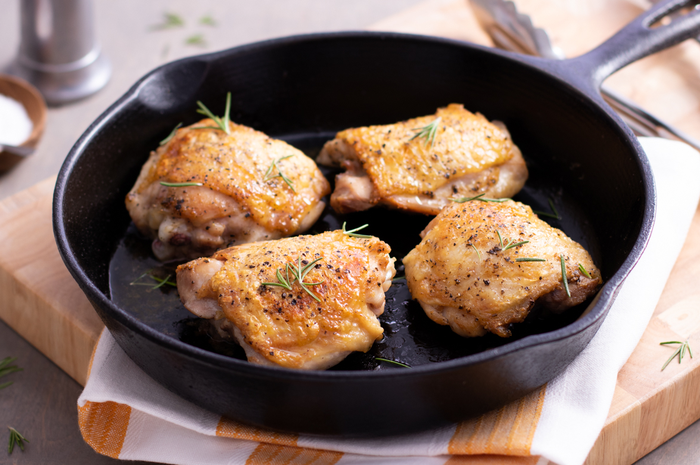 Memasak daging ayam