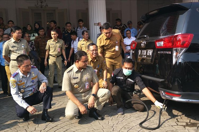 Gubernur DKI Jakarta Anies Baswedan melihat pelaksanaan uji emisi dan meluncurkan aplikasi e-Uji Emisi di Balai Kota DKI Jakarta, Jalan Medan Merdeka Selatan, Selasa (13/8/2019)