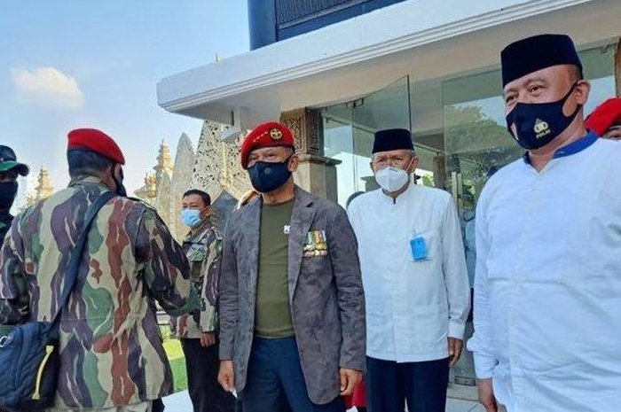 Jenderal (Purn) Gatot Nurmantyo bersama sejumlah veteran melakukan tabur bunga di Taman Makam Nasional Umum Kalibata, Rabu (30/9/2020)