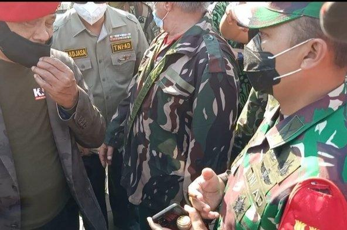 Dandim Jakarta Selatan Kolonel inf Ucu Yustia berdialog dengan Jenderal (Purn) Gatot Nurmantyo di Taman Makam Pahlawan, Rabu (30/9/2020).  