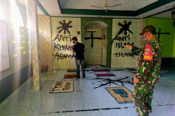 Warga Perumahan Villa Tangerang Elok, Kelurahan Kuta Jaya, Kecamatan Pasar Kemis, Kabupaten Tangerang dihebohkan dengan aksi vandalisme yang dilakukan orang tidak dikenal di Mushala Darussalam, Selasa (29/9/2020) sore.