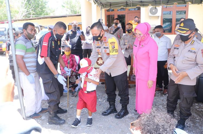 Stenly Yesi Ndun, saat menerima bantuan kaki palsu dari Kapolda NTT Irjen Pol Lotharia Latif
