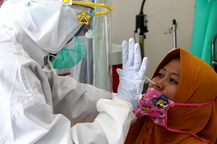 Warga dengan kategori orang dalam pemantauan (ODP) dan tenaga medis di wilayah Lampulo dan Kuta Alam mengikuti tes swab Covid-19 massal yang dipusatkan di Puskesmas Kuta Alam, Banda Aceh, Rabu (17/6/2020).