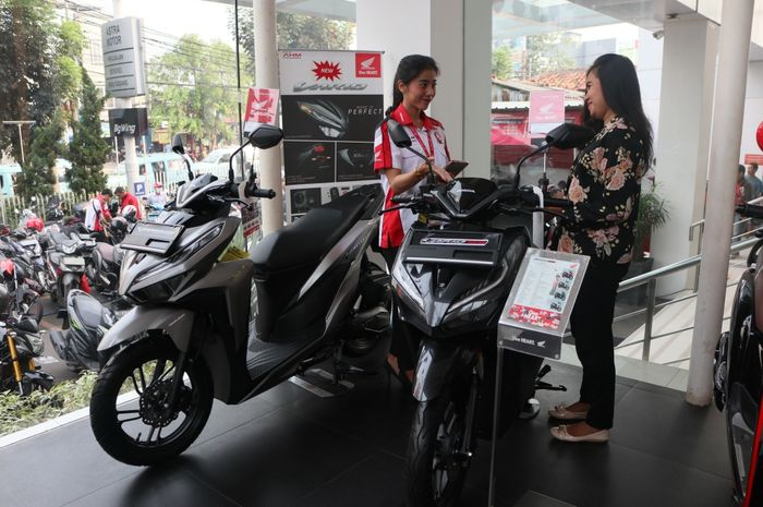 Ilustrasi pembelian motor baru di dealer