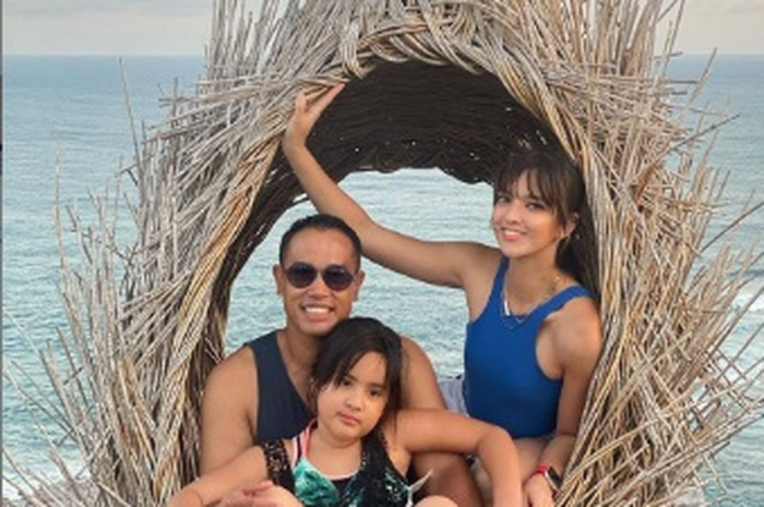 Foto keluarga Nia Ramadhani dan Ardie Bakrie bersama putrinya saat liburan bersama