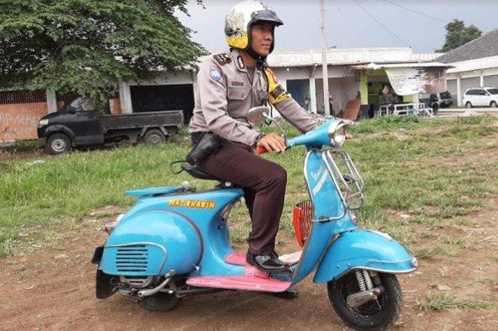 Patroli pakai Vespa biru Bhabinkamtibmas Aipda Sodikin yang kini karib dengan warga Desa Bojonggede, Depok 