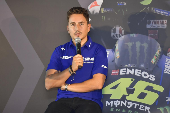 Pembalap penguji tim Yamaha, Jorge Lorenzo galau, mau mendukung Fabio Quartararo atau Joan Mir yang menjadi juara dunia MotoGP 2020.
