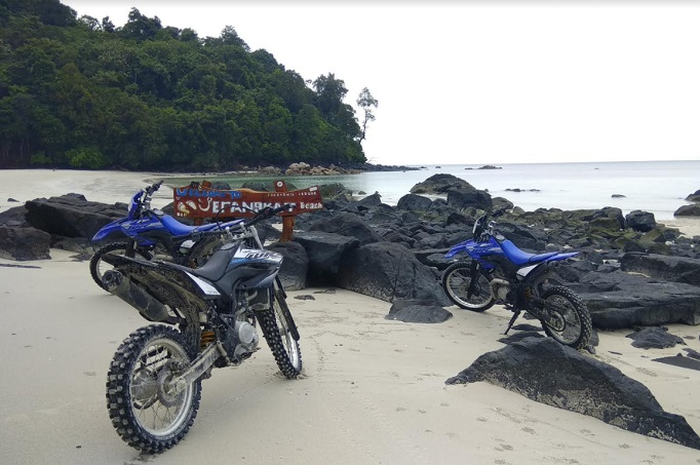 Kapolres Bangka Barat Pimpin Adventure Yamaha WR 155 R Sekaligus Baksos dan Trabasan ke Pantai Jerangkat