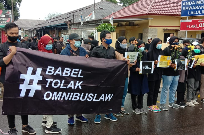 Ratusan mahasiswa yang ada di Provinsi Bangka Belitung juga melakukan aksi damai menolak Undang - Undang Omnibus Law atau Cipta Kerja, di Alun Alun Taman Merdeka Kota Pangkalpinang. Kamis (8/10/2020).