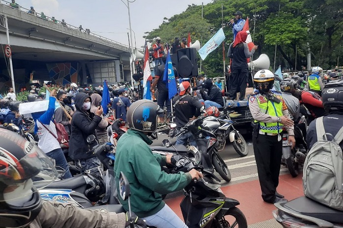Polisi sekat perbatasan Bekasi-Jakarta antisipasi demo penolakan UU Cipta Kerja