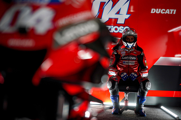 Mumpung masih berstatus pembalap Ducati Team, Andrea Dovizioso, mengajak lihat ruangan kantornya di motorhome Ducati seperti apa