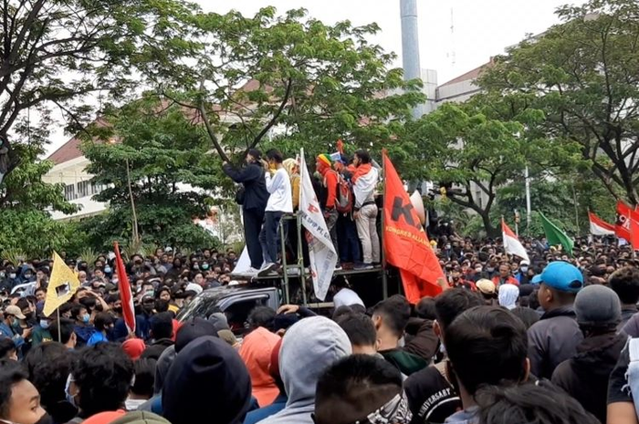 Pantauan Suasana 9 Kota Titik Demonstrasi Besar Penolakan Omnibus Law UU Cipta Kerja Diwarnai Ricuh, Begini Kondisi Mahasiswa dan Buruh