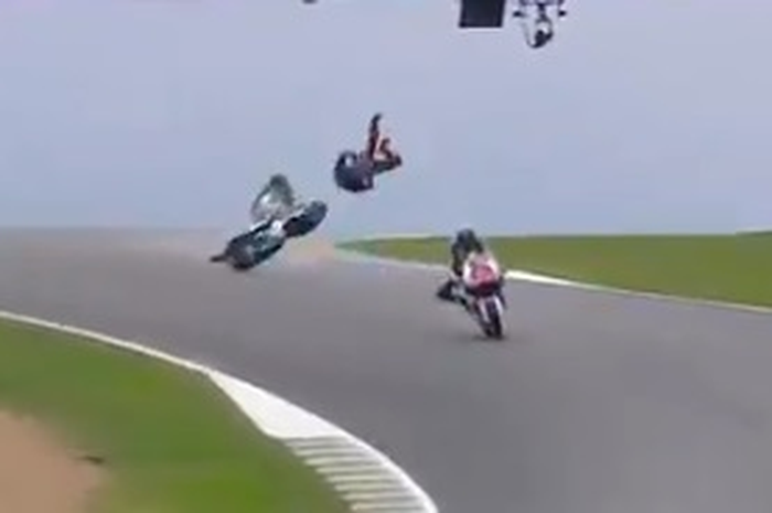 Video ngeri jatuhnya adik Valentino Rossi Luca Marini FP 2 Moto2 Prancis 2020, hal ini yang bikin Rossi marah.