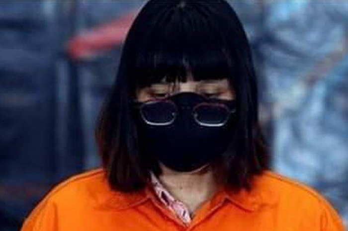 Sosok Videlya Esmerella setelah mengenakan baju tahanan  