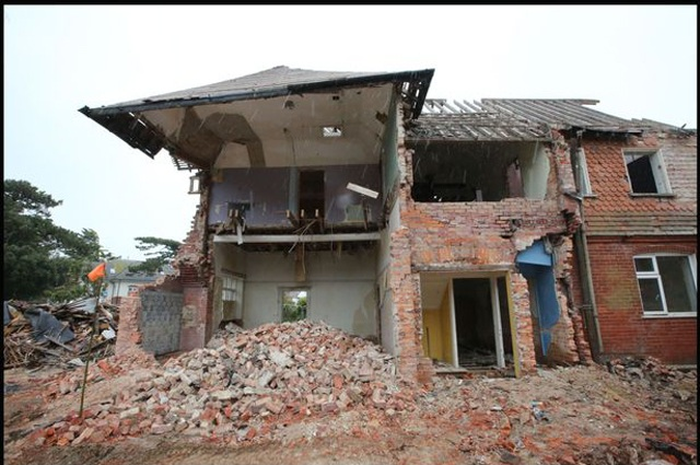 Tidak ada yang menyangka dalam pembongkaran rumah tersebut, Malton justru menemukan harta tak karun bernilai tinggi.