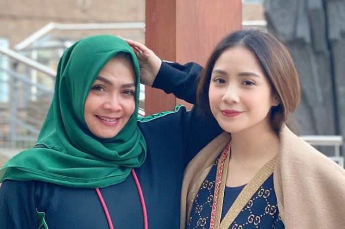 Nagita Slavina bersama ibunya, Rieta Amilia
