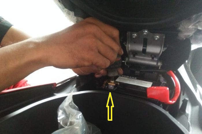 Ilustrasi cara merawat aki motor