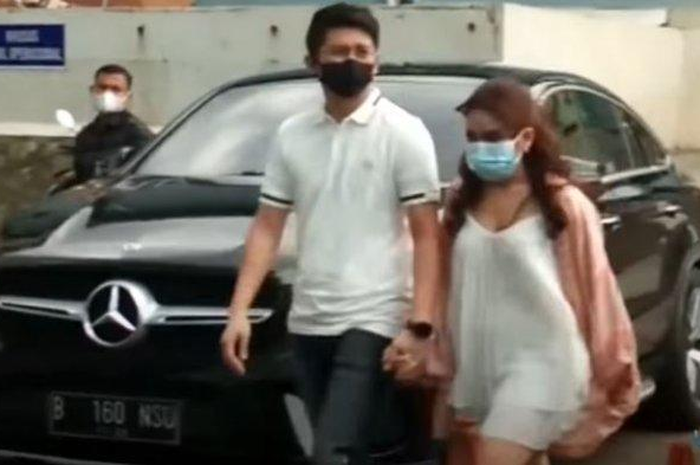 Ayu Ting Ting dan Adit Jayusman sudah mulai go public.