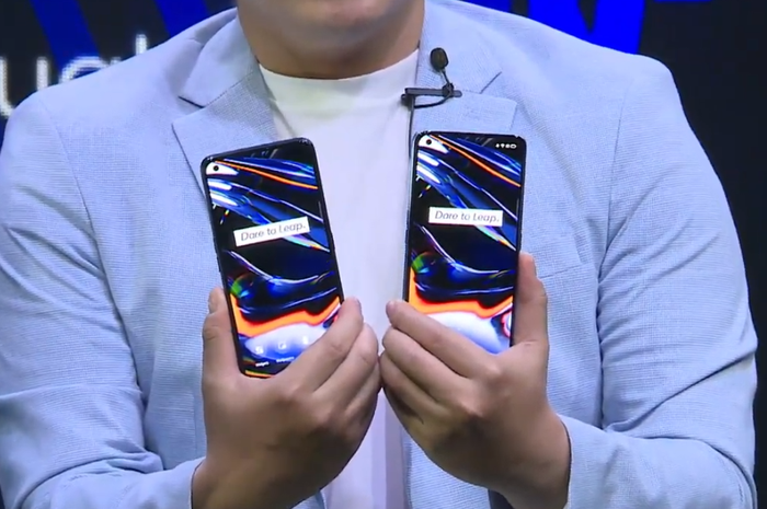Perangkat realme  7 Pro yang dipegang oleh Product Manager realme Indonesia, Felix Christian.