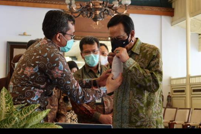 Sri Sultan Hamengkubuwono X mencoba alat deteksi Covid-19 buatan UGM, GeNose