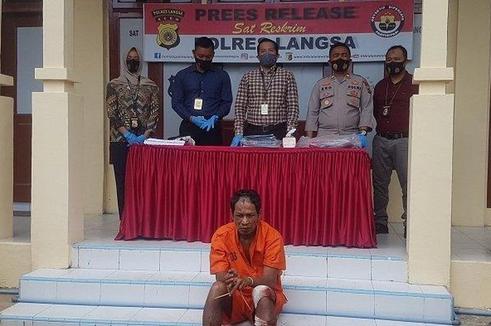 Pelaku pembunuhan dan pemerkosaan di Aceh Timur, Samsul Bahri, saat konferensi pers di Polres Langsa pada Selasa (13/10/2020) siang