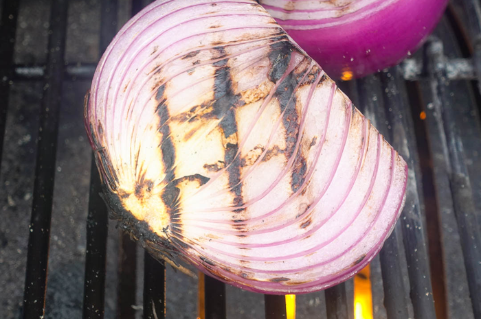 Coba gosokkan bawang merah ke pungung tangan atau bakar bawang merah dan lakukan ini, rasakan khasiatnya.