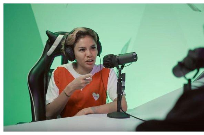 Nikita Mirzani dalam kanal YouTube Atta Halilintar, Kamis (15/10/2020). Nikita mengaku masih betah menjanda. 