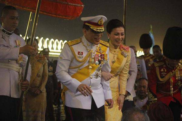 Dia adalah ratu Suthida, yang dikatakan selalu menunjukkan peran terbaik ketika menjadi harem bagi raja terkaya di dunia itu.