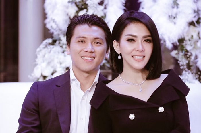 Syahrini dan Reino Barack