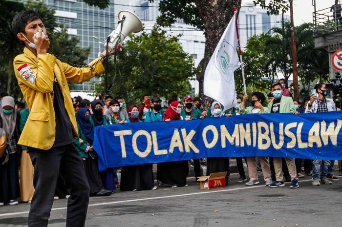 Mahasiswa demo tolak UU Cipta Kerja.