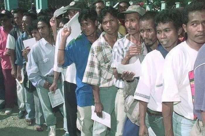 Ribuan warga Kota Dili antre dalam pelaksanaan Referendum Timor Timur, 30 Agustus 1999.