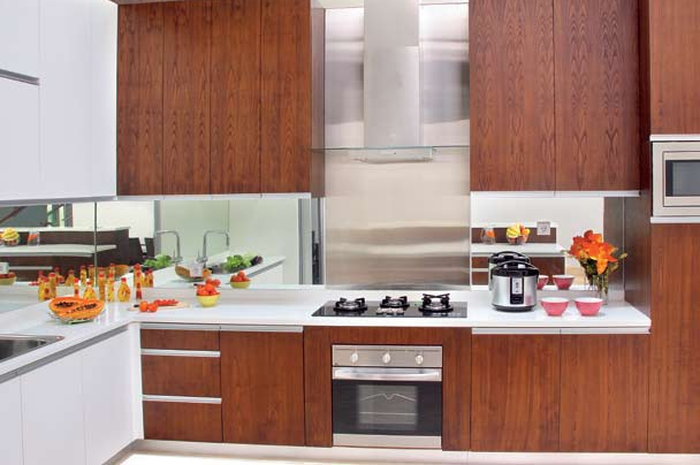 Dapur dengan paduan warna alami, cokelat dan putih.