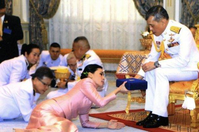 Raja Thailand Vajiralongkorn (kiri) Thailand menikah secara sah dengan Suthida Vajiralongkorn na Ayudhya di Bangkok, Thailand, Kamis (2/5/2019) 