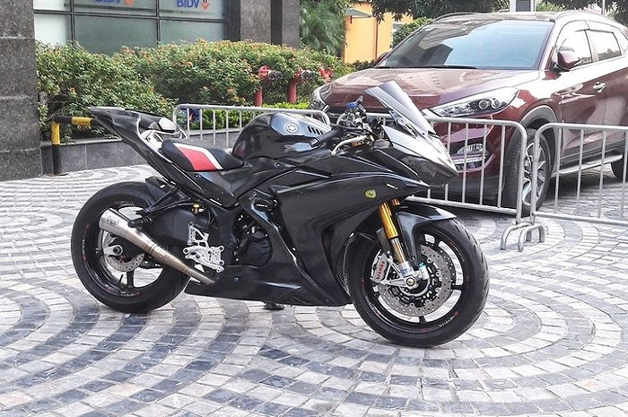 Saudara Yamaha R25 ini garang banget berkat kebanjiran part hedon ini.